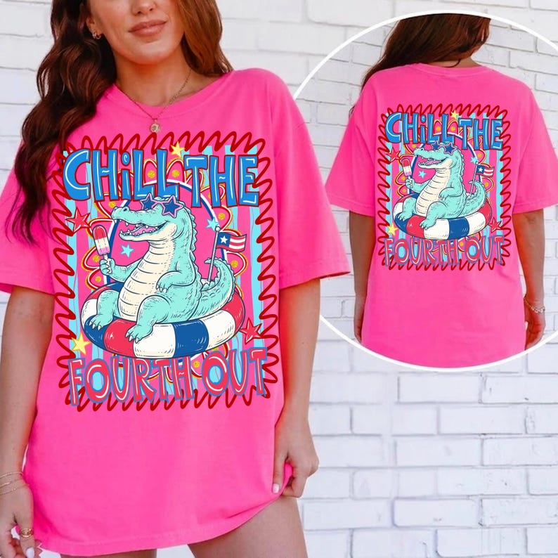 Puede incluir: Camiseta rosa brillante con un dise&ntilde;o de un cocodrilo de dibujos animados con gafas de sol y un flotador, sosteniendo un helado y una peque&ntilde;a bandera americana. El texto "CHILL THE FOURTH OUT" est&aacute; en azul y rojo.
