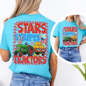 Pode incluir: Camiseta azul clara com um gr&aacute;fico com um trator verde puxando uma carro&ccedil;a de feno, uma bandeira americana e as palavras "Stars, Stripes, Tractors" em vermelho e azul. O desenho &eacute; rodeado por uma borda vermelha ondulada.