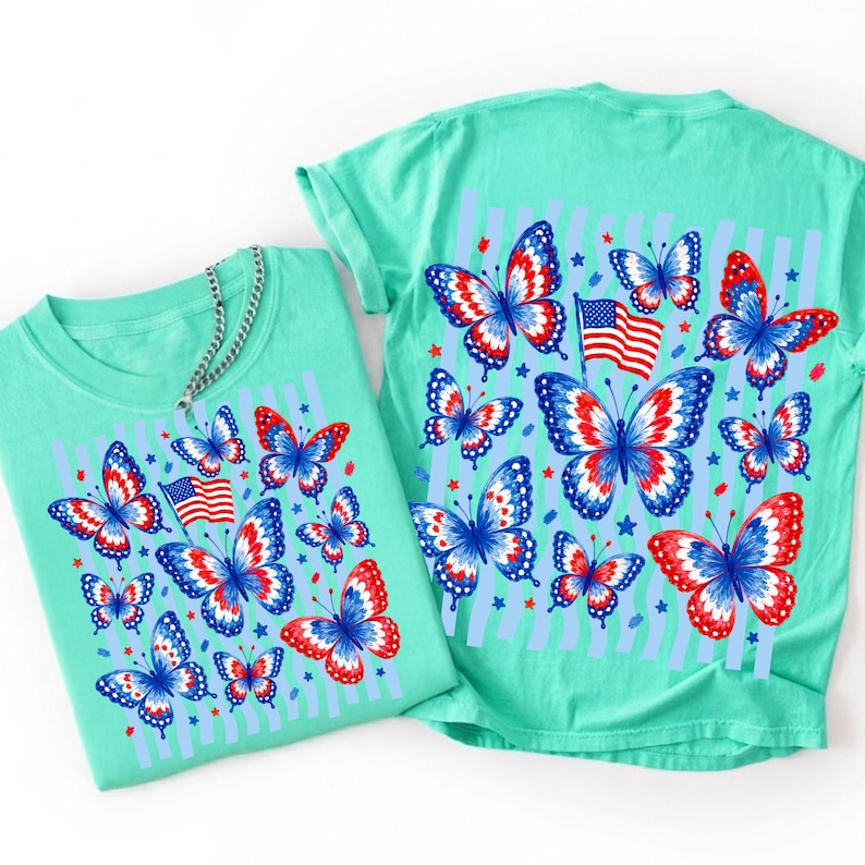 Puede incluir: Una camiseta de color verde menta con un patr&oacute;n repetitivo de mariposas con alas rojas, blancas y azules. El dise&ntilde;o incluye peque&ntilde;as banderas estadounidenses y estrellas dispersas. Las mariposas est&aacute;n dispuestas por la tela.