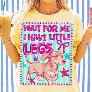 Vänta på mig, jag har små ben, PNG-tax, sublimeringsdesign, Wiener Dog Mama, digital nedladdning, Doxie Humor, rosa kricka, retro valpkonst bild 3