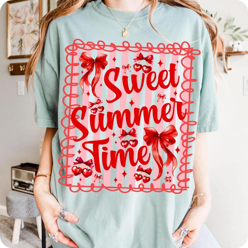 Pu&ograve; includere: T-shirt azzurra con un design rosso e rosa. Il design presenta le parole "Sweet Summer Time" in un carattere script, insieme a fiocchi e ciliegie. La maglietta ha maniche corte e una vestibilit&agrave; rilassata.