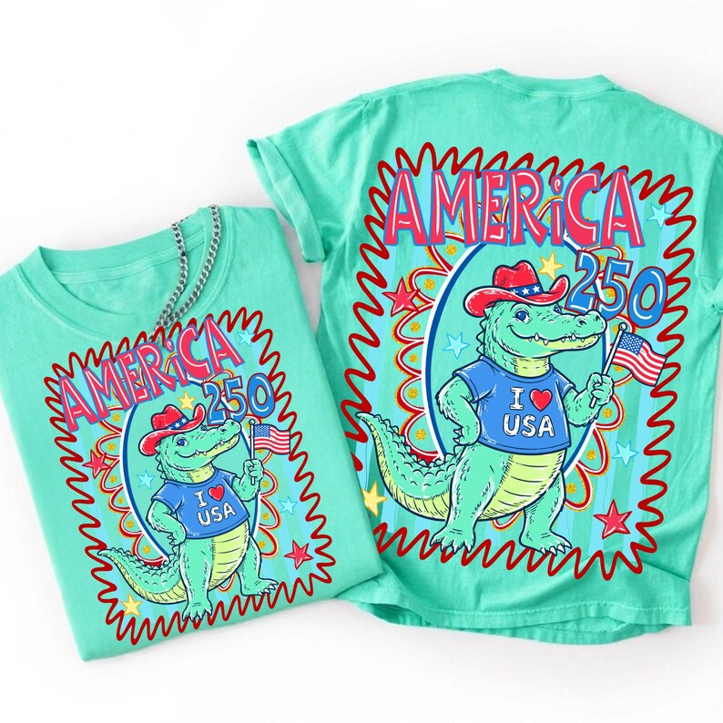 Puede incluir: Dos camisetas turquesas con un gr&aacute;fico de un caim&aacute;n con sombrero de vaquero y una camiseta con "I ❤️ USA". Las camisetas muestran el texto "AMERICA 250" en un dise&ntilde;o rojo y azul.