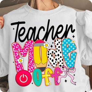 Puede incluir: Sudadera blanca con el texto "Teacher Mode Off" en letras negras y de colores. Las letras están decoradas con lunares, flores y un lápiz.