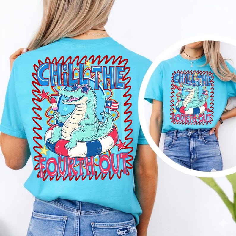 Puede incluir: Camiseta azul claro con un dise&ntilde;o de un caim&aacute;n con gafas de sol flotando en una boya roja, blanca y azul. El texto "CHILL THE FOURTH OUT" est&aacute; arriba y abajo del caim&aacute;n.