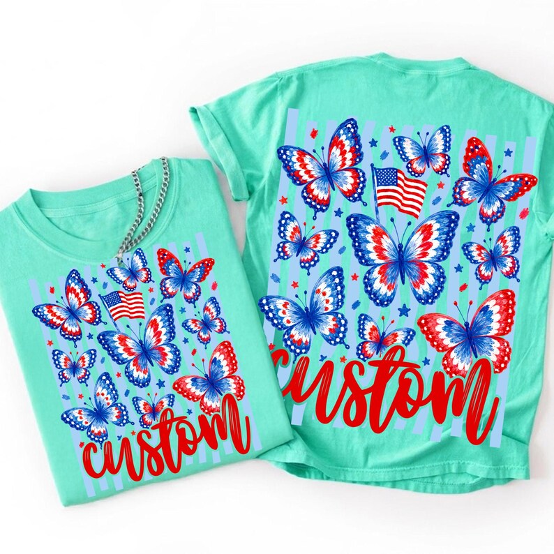 Peut inclure: Un t-shirt vert menthe avec un imprim&eacute; graphique de papillons rouges, blancs et bleus, un petit drapeau am&eacute;ricain et le mot custom en &eacute;criture rouge. Le motif comprend des rayures verticales bleu clair et de petites &eacute;toiles rouges et bleues.
