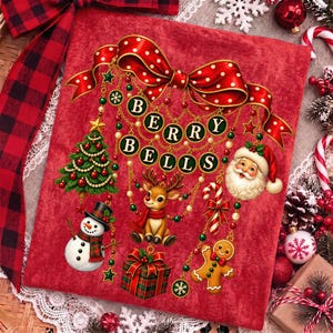 Op de afbeelding: Een rood stoffen oppervlak met een grote rood-witte stippen strik aan de bovenkant. Aan de strik hangen gouden kettingen met ornamenten, waaronder een kerstboom, een sneeuwman, een rendier, een cadeau, een peperkoekmannetje en de Kerstman.