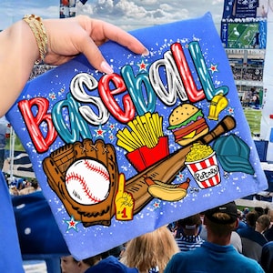 Puede incluir: Un diseño gráfico azul con temática de béisbol con la palabra "Baseball" en letras grandes y coloridas. El diseño incluye una pelota de béisbol, un guante, patatas fritas, una hamburguesa, palomitas de maíz, un bate de béisbol, un perrito caliente, una gorra y un dedo de espuma.