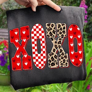 Preppy XOXO Valentine Glitter Png Mamma Leopard Rutigt Hjärta Kärlek Var Min Retro Penseldrag Kokett Kristen Jesus Vday Digital Konst bild 8