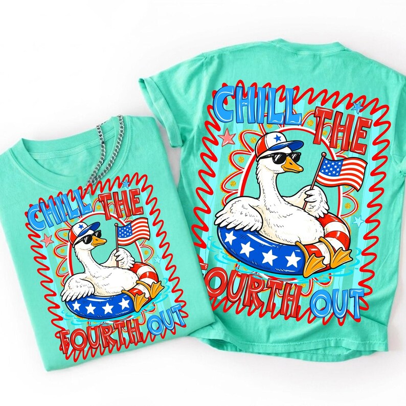 Peut inclure: Deux t-shirts turquoise avec un motif graphique. Le motif repr&eacute;sente une oie blanche portant des lunettes de soleil et un chapeau patriotique, flottant dans une bou&eacute;e bleue et rouge, tenant un drapeau am&eacute;ricain. Le texte "CHILL THE FOURTH OUT" est affich&eacute;.