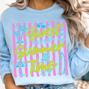 Może przedstawiać: Błękitna bluza z napisem "Sweet Summer Time" w ż&oacute;łtym kolorze. Projekt zawiera r&oacute;żowe paski, okulary przeciwsłoneczne, palmy, muszle, leżak, deskę surfingową i bikini.