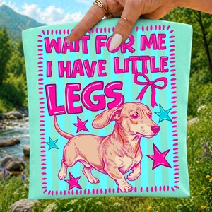 Vänta på mig, jag har små ben, PNG-tax, sublimeringsdesign, Wiener Dog Mama, digital nedladdning, Doxie Humor, rosa kricka, retro valpkonst bild 4