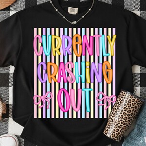 Design digital para sublimação PNG "Acabando de sair" com estampa de camiseta listrada e laço, estilo preppy, humor adulto, retrô, em tons pastel e com letras em formato de bolha. imagem 5