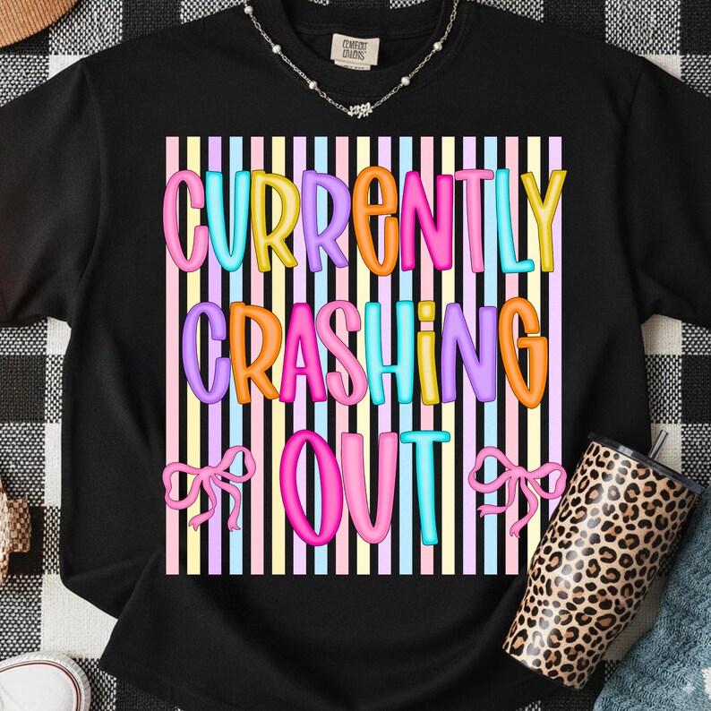 Design digital para sublimação PNG "Acabando de sair" com estampa de camiseta listrada e laço, estilo preppy, humor adulto, retrô, em tons pastel e com letras em formato de bolha. imagem 5