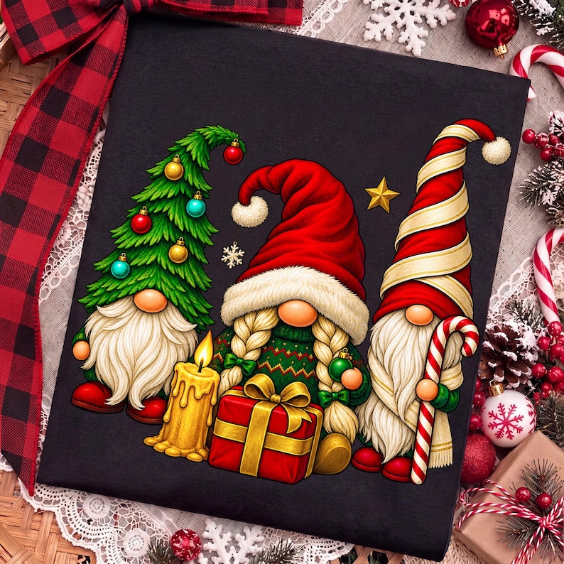 Puede incluir: Una camiseta negra con un gr&aacute;fico de tres gnomos. Un gnomo tiene forma de &aacute;rbol de Navidad verde con adornos, otro tiene trenzas rubias y un gorro rojo, y el tercero lleva un gorro de rayas rojas y blancas mientras sostiene un bast&oacute;n de caramelo.