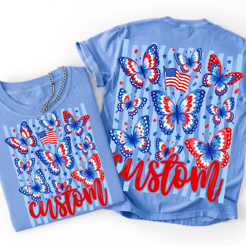 Peut inclure: Un t-shirt bleu clair avec un imprim&eacute; graphique de papillons rouges, blancs et bleus, un drapeau am&eacute;ricain et de petites &eacute;toiles sur des rayures verticales. Le mot "custom" est imprim&eacute; en &eacute;criture rouge au bas du motif graphique.
