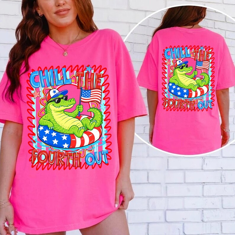 K&ouml;nnte beinhalten: Leuchtend pinkfarbenes T-Shirt mit einem Cartoon-Alligator, der eine Sonnenbrille und einen patriotischen Hut tr&auml;gt und auf einem rot-wei&szlig;-blauen Schwimmring schwimmt. Der Text "CHILL THE FOURTH OUT" ist &uuml;ber und unter dem Alligator zu sehen.