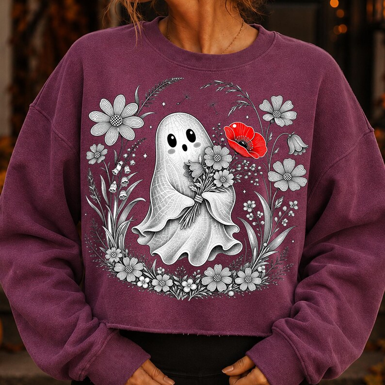 K&ouml;nnte beinhalten: Ein dunkelweinrotes Langarm-Sweatshirt mit einer zentralen Grafik eines wei&szlig;en Geistes, der einen Blumenstrau&szlig; h&auml;lt. Das Design umfasst schwarz-wei&szlig;e florale Linienzeichnungen, die den Geist umgeben, sowie eine einzelne leuchtend rote Mohnblume.