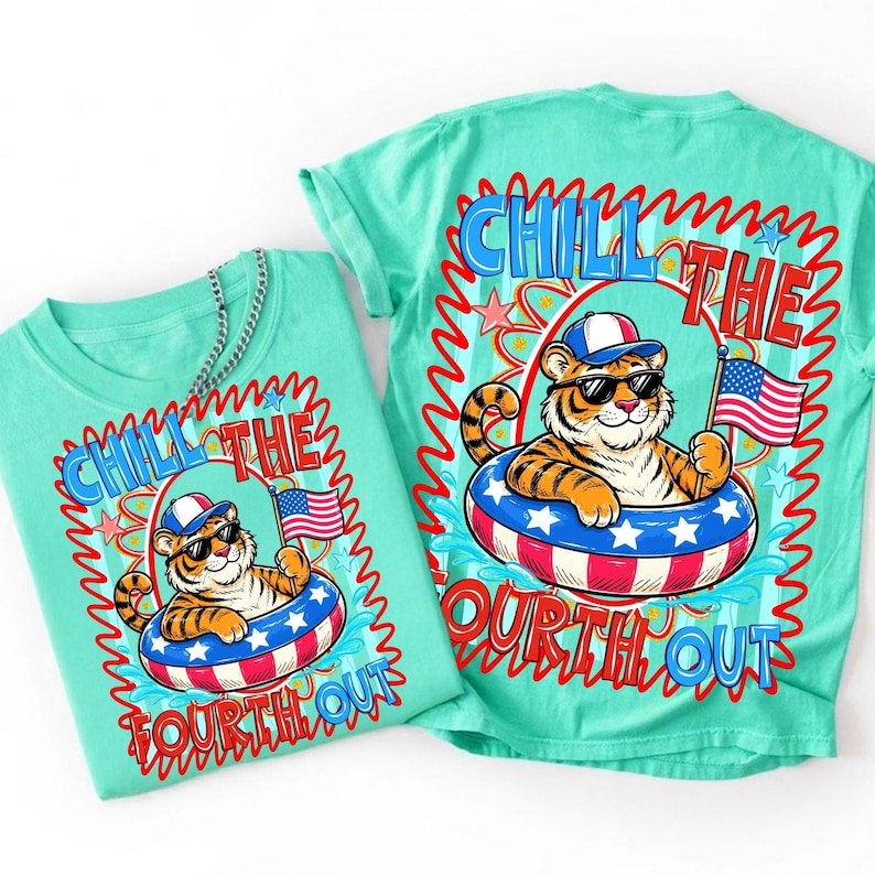 以下が含まれることがあります： 2枚の明るいティール色のTシャツ。7月4日のテーマです。各シャツには、サングラスと愛国的な帽子をかぶった漫画のトラが描かれており、赤、白、青の浮き輪に浮かび、アメリカ国旗を持っています。「Chill the Fourth Out」というテキストが表示されています。