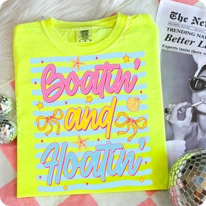以下が含まれることがあります： 斑点のあるマット仕上げのセラミックマグカップ3個セット。マグカップはクリーム色、ライトグレー、ダークグレーの色合いです。各マグカップはシンプルでミニマルなデザインです。