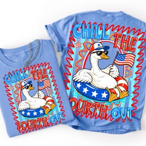 Peut inclure: Deux t-shirts bleu clair avec un motif patriotique. Le motif repr&eacute;sente une oie portant des lunettes de soleil et un chapeau, flottant dans une bou&eacute;e rouge, blanche et bleue, tenant un drapeau am&eacute;ricain. Le texte "Chill the Fourth Out" est affich&eacute;.
