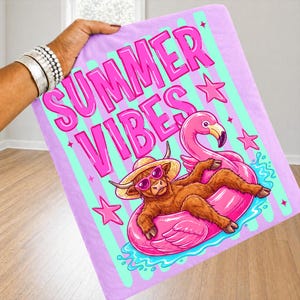 Może przedstawiać: Prostokątny, jasnofioletowy koc z napisem "SUMMER VIBES" w jaskrawym r&oacute;żu. Koc przedstawia kresk&oacute;wkową ilustrację krowy szkockiej w okularach przeciwsłonecznych i kapeluszu, relaksującej się na r&oacute;żowym pływaku z flamingiem. R&oacute;żowe gwiazdki i turkusowe paski dopełniają projekt.