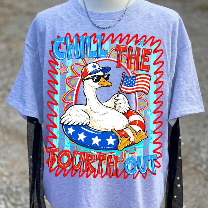 Peut inclure: T-shirt bleu clair avec un dessin d'oie de dessin anim&eacute; portant des lunettes de soleil et un chapeau patriotique, tenant un drapeau am&eacute;ricain. L'oie est dans une bou&eacute;e. Le texte "Chill the Fourth Out" est en rouge et bleu.