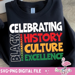 Peut inclure: Sweat-shirt noir avec le texte "Celebrating Black History Culture Excellence" en lettres majuscules colorées. Le texte est dans une police d'écriture audacieuse et ludique. Un graphique de flamant rose se trouve dans le coin inférieur droit.