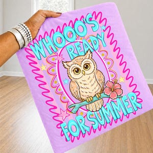 Peut inclure: Une couverture lilas avec le texte "WHOOO'S READY FOR SUMMER" en turquoise. La couverture pr&eacute;sente un dessin de hibou perch&eacute; sur une branche avec une fleur d'hibiscus rose. Le hibou est entour&eacute; d'un motif rose et dor&eacute;.
