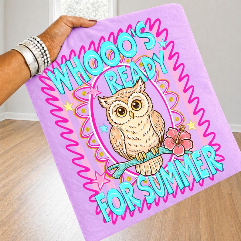 Peut inclure: Une couverture lilas avec le texte "WHOOO'S READY FOR SUMMER" en turquoise. La couverture pr&eacute;sente un dessin de hibou perch&eacute; sur une branche avec une fleur d'hibiscus rose. Le hibou est entour&eacute; d'un motif rose et dor&eacute;.