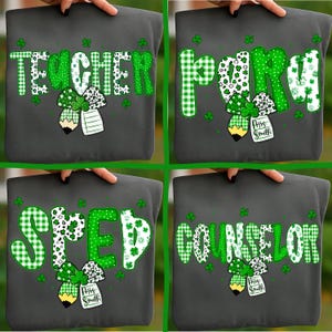Puede incluir: Cuatro sudaderas grises oscuras con texto y gráficos verdes. Cada camisa tiene una palabra diferente: "TEACHER", "PARA", "SPED" y "COUNSELOR". Cada palabra está decorada con un lazo, un lápiz y tréboles.