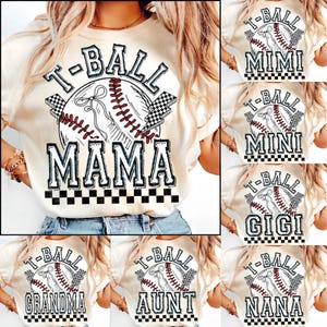 Peut inclure: Un ensemble de 10 t-shirts blanches avec un motif de baseball et du texte. Le texte sur les t-shirts est "T-Ball Mama", "T-Ball Mimi", "T-Ball Mini", "T-Ball Gigi", "T-Ball Grandma", "T-Ball Aunt", et "T-Ball Nana".