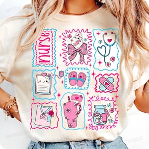 Könnte beinhalten: Cremefarbenes T-Shirt mit einem Raster aus neun quadratischen Illustrationen zum Thema Krankenschwester. Die Illustrationen umfassen ein Stethoskop, eine Krankenschwesteruniform und das Wort "nurse". Die Farbpalette ist rosa, blau und weiß.