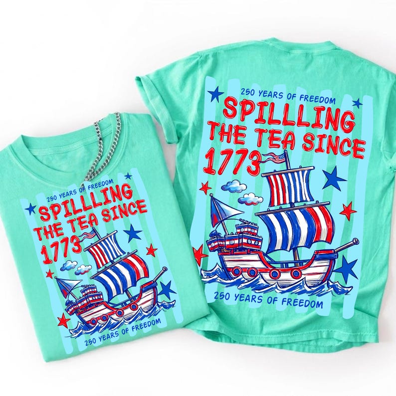 Pu&ograve; includere: Due magliette turchesi con un design patriottico. Il design presenta una nave con vele rosse, bianche e blu, il testo "Spilling the Tea Since 1773" e stelle. Le magliette sono per i 250 anni di libert&agrave;.