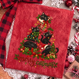 K&ouml;nnte beinhalten: Ein rotes Stoffquadrat mit einer Grafik aus schwarzen Katzen in Tannenbaumform, verziert mit Weihnachtskugeln, Lichterketten und einem Weihnachtsstrumpf. Der Text "merry catmas" ist in gr&uuml;ner Schreibschrift am unteren Rand gedruckt.