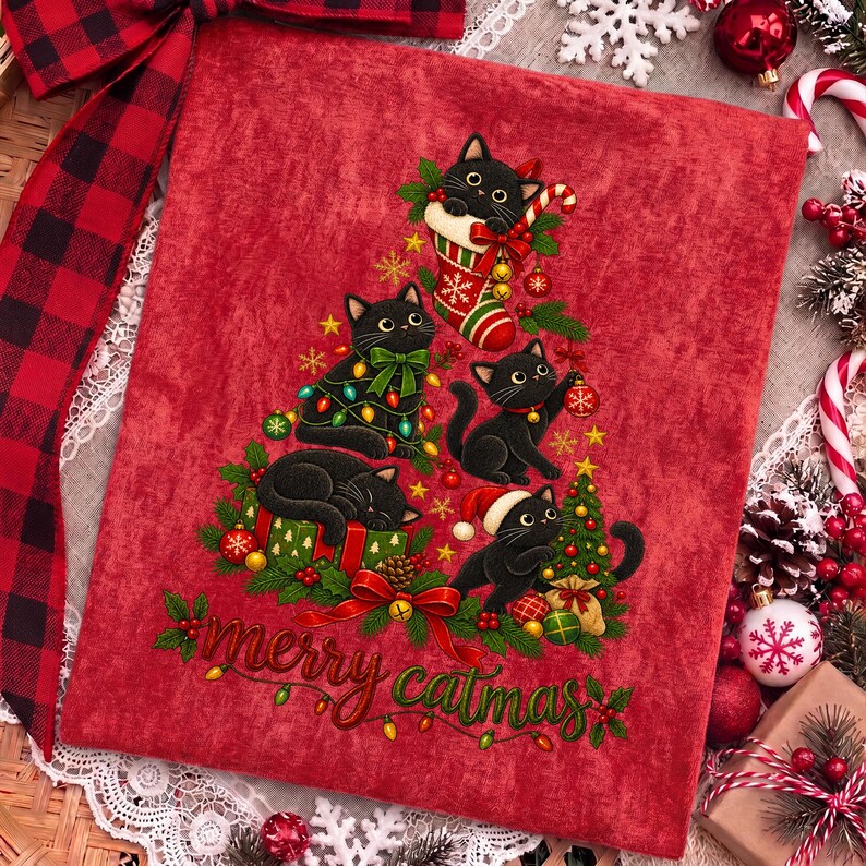 K&ouml;nnte beinhalten: Ein rotes Stoffquadrat mit einer Grafik aus schwarzen Katzen in Tannenbaumform, verziert mit Weihnachtskugeln, Lichterketten und einem Weihnachtsstrumpf. Der Text "merry catmas" ist in gr&uuml;ner Schreibschrift am unteren Rand gedruckt.