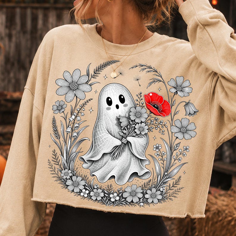 K&ouml;nnte beinhalten: Ein beigefarbenes, lang&auml;rmeliges Cropped-Sweatshirt mit einer zentralen Grafik eines wei&szlig;en Geistes, der einen Blumenstrau&szlig; h&auml;lt. Der Geist ist von einem kreisf&ouml;rmigen Arrangement aus schwarz-wei&szlig;en Strichzeichnungen von Blumen umgeben.