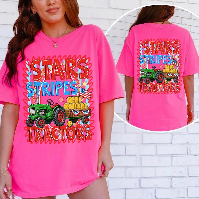 Pode incluir: Uma t-shirt rosa brilhante com um design gr&aacute;fico que apresenta um trator verde puxando uma carro&ccedil;a de feno, uma bandeira americana e as palavras "STARS, STRIPES, TRACTORS". A parte de tr&aacute;s da t-shirt tem o mesmo design.