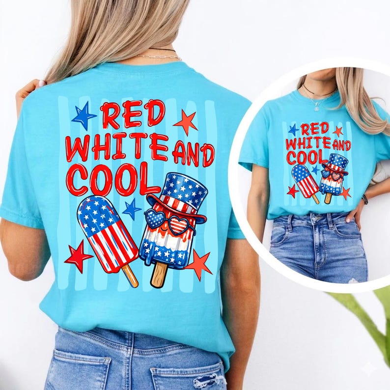 Peut inclure: T-shirt bleu clair avec l'inscription "RED WHITE AND COOL" en rouge et blanc. Le t-shirt pr&eacute;sente un motif de deux glaces patriotiques, l'une avec un motif de drapeau am&eacute;ricain et l'autre avec un chapeau haut de forme et des lunettes de soleil.