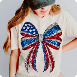 Sparkle with pride! This Faux Rhinestone USA Coquette Bow PNG features red, white & blue stars in a trendy girly style—perfect for 4th of July, Memorial Day, or American-themed designs. Great for shirts, totes, or patriotic party crafts!