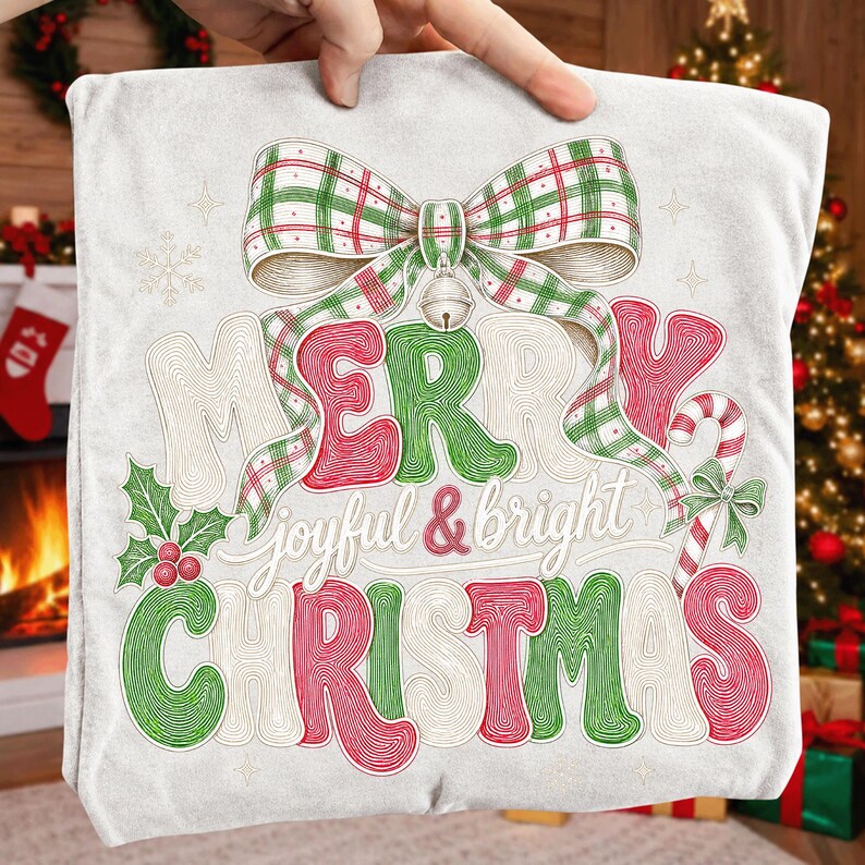 K&ouml;nnte beinhalten: Ein wei&szlig;er Stoffartikel mit einer gro&szlig;en gr&uuml;n-roten karierten Schleife und einer silbernen Glocke. Der Text Merry joyful & bright Christmas ist in stilisierten roten, gr&uuml;nen und wei&szlig;en Buchstaben gedruckt, erg&auml;nzt durch Stechpalmen und Zuckerstangen.