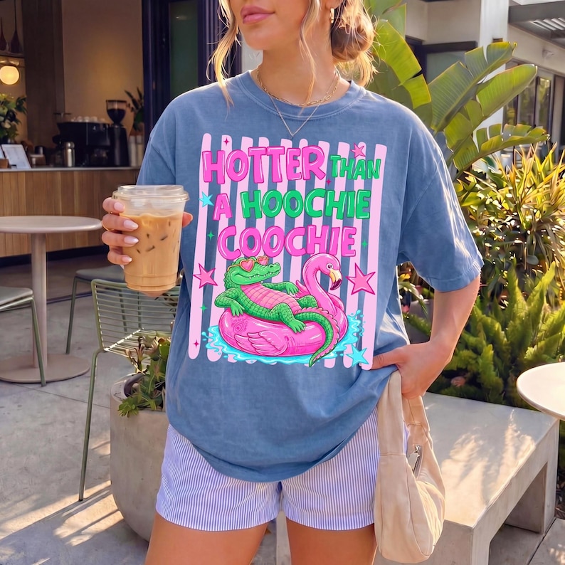 Hetare än en Hoochie Coochie PNG, Alligator Flamingo Floatie Sublimering, Retro Sommar Gator Design, Södra Pooldagen PNG, Strandliv bild 6