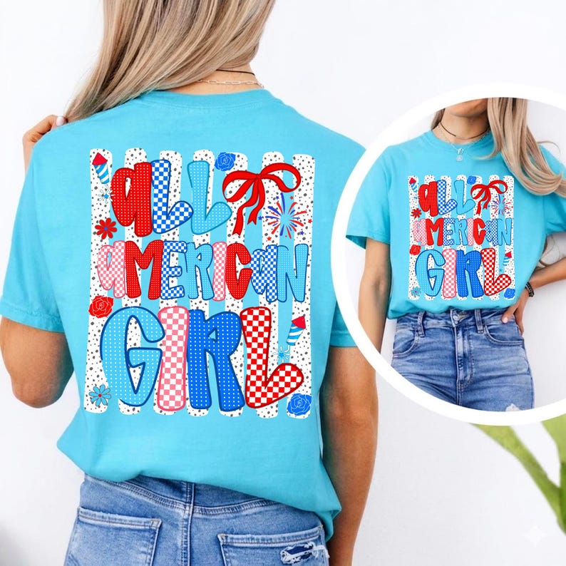 Pode incluir: Uma camiseta azul clara com o texto "ALL AMERICAN GIRL" em vermelho, branco e azul. O texto est&aacute; em uma fonte l&uacute;dica com elementos decorativos como la&ccedil;os, estrelas e fogos de artif&iacute;cio. A camiseta &eacute; de estilo casual.