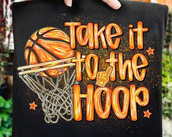 Take it to the Hoop basketbal PNG-ontwerp, preppy stijl voor wedstrijddagkleding, gepersonaliseerde sportfan-afbeelding voor mama, coach of zus.