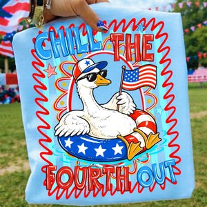 Peut inclure: T-shirt bleu clair avec un dessin d'oie portant des lunettes de soleil, un chapeau et une bou&eacute;e, tenant un drapeau am&eacute;ricain. Le texte dit "CHILL THE FOURTH OUT" en rouge et bleu.