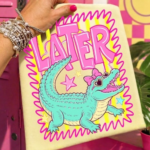 Senare Gator PNG Digital Design Rosa Alligator Preppy Sommar Sublimeringsfil Girly Randig Grafisk Barnskjorta Design DTF ClipArt bild 7