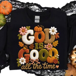 Pu&ograve; includere: Una felpa nera a girocollo con il testo ricamato GOD IS GOOD all the time. Il design presenta lettere testurizzate e colorate decorate con zucche arancioni, piccole ghiande e vari fiori e foglie dai colori tipici della stagione autunnale.
