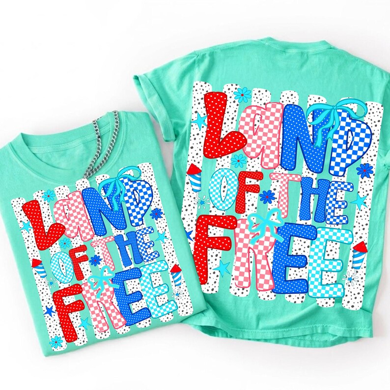 Puede incluir: Dos camisetas de color verde menta con un estampado gr&aacute;fico que incluye el texto "LAND OF THE FREE". El dise&ntilde;o presenta patrones en rojo, blanco y azul, lunares, cuadros, peque&ntilde;as flores, estrellas e ilustraciones de fuegos artificiales.