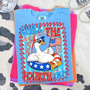 Peut inclure: T-shirt bleu clair Comfort Colors avec un motif d'oie portant des lunettes de soleil et un chapeau patriotique, tenant un drapeau am&eacute;ricain et flottant dans une bou&eacute;e ray&eacute;e rouge et blanche. Le texte "CHILL THE FOURTH OUT" est affich&eacute; en rouge et bleu.