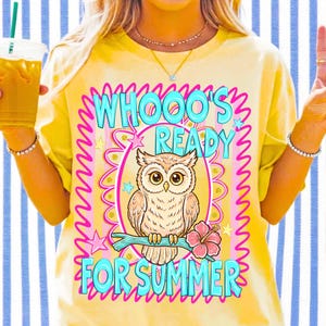 Peut inclure: T-shirt jaune avec un motif de hibou sur une branche, entour&eacute; du texte "WHOOO'S READY FOR SUMMER" en turquoise et rose. Le hibou est le point central du design, dans un cadre floral.