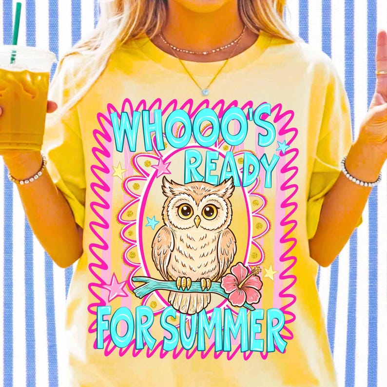 Peut inclure: T-shirt jaune avec un motif de hibou sur une branche, entour&eacute; du texte "WHOOO'S READY FOR SUMMER" en turquoise et rose. Le hibou est le point central du design, dans un cadre floral.